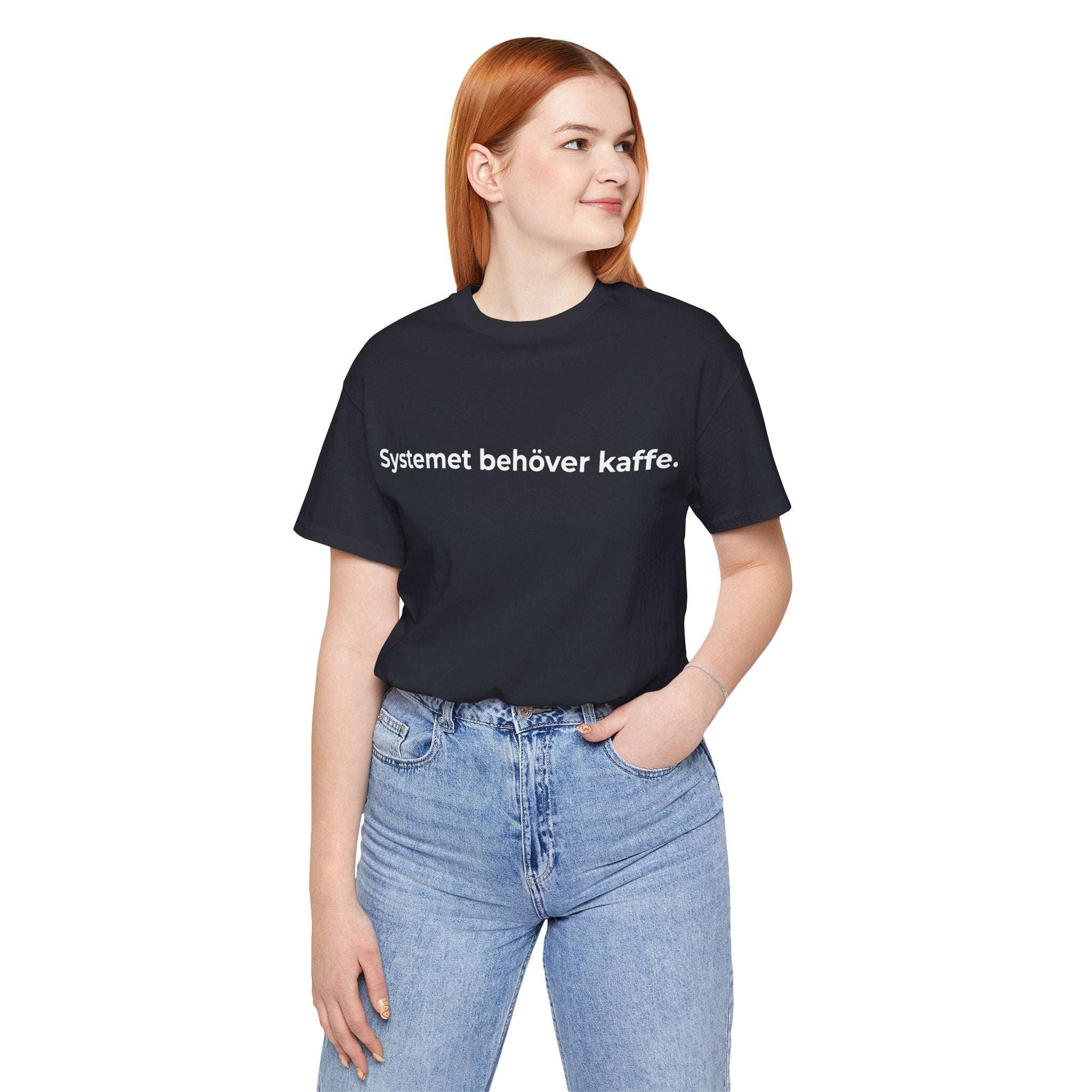 Systemet behöver kaffe – T-shirt