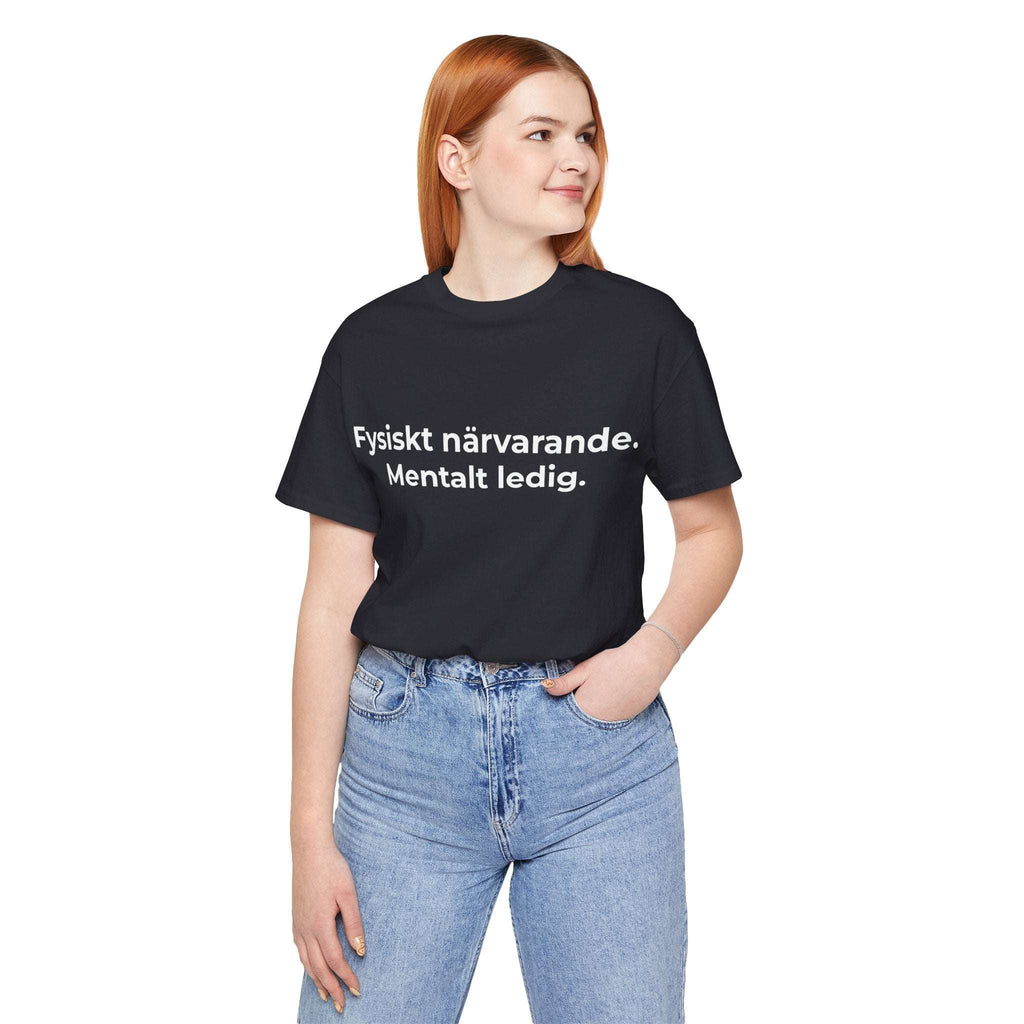 Fysiskt närvarande. Mentalt ledig – T-shirt